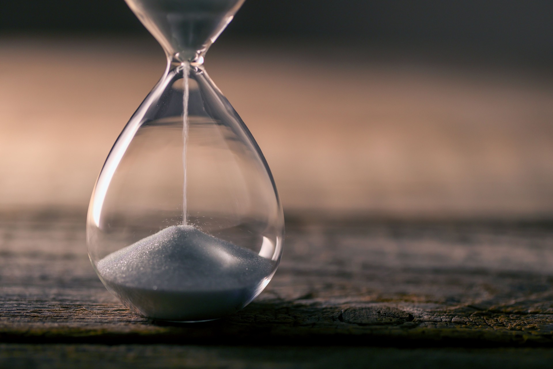 Hourglass flow